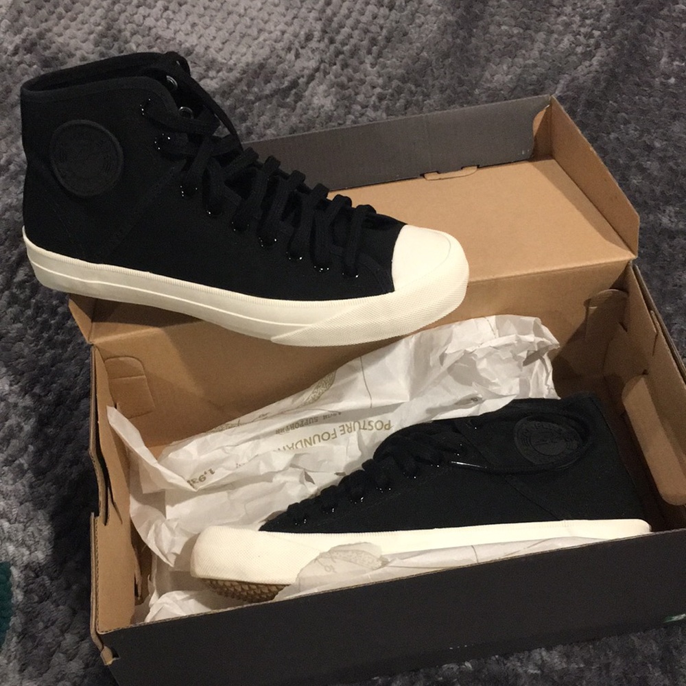 NEW PF FLYERS black canvas in box!!! Size 6